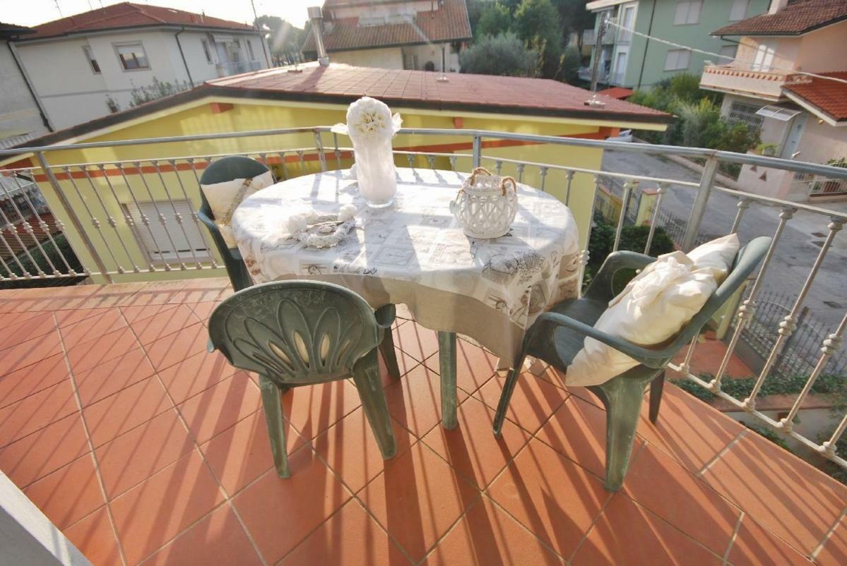 Raffinato Attico Vicino Al Mare Con Solarium Lido Di Camaiore Exterior foto